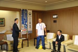 投げ方について説明を受ける村岡知事の写真