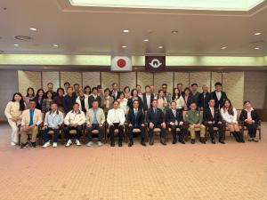 記念撮影する村岡知事の写真