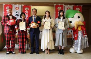 記念撮影をする村岡知事の写真