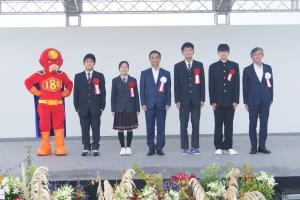 記念撮影する村岡知事