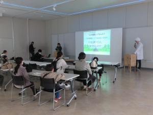 博士による公共建築の説明の様子