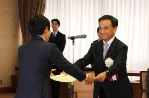 表彰状を授与する村岡知事の写真