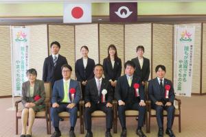 記念撮影をする村岡知事の写真