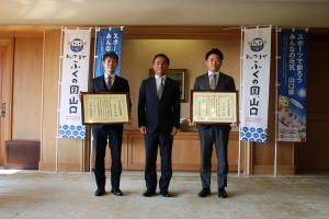 記念撮影をする村岡知事の写真