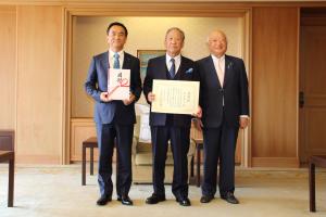 記念撮影をする村岡知事の写真