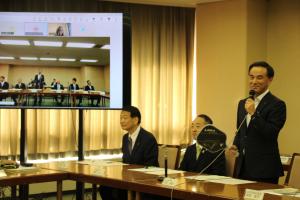 あいさつする村岡知事