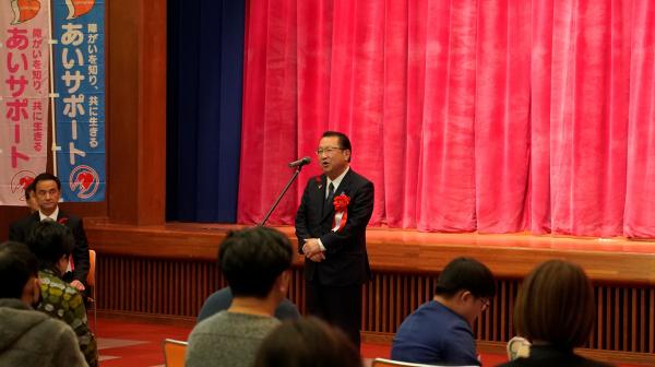 祝辞を述べられる河野副議長の写真