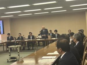 キックオフ会議で祝辞を述べる柳居議長