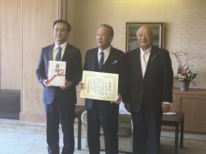 ふるさと納税寄付金に係る感謝状贈呈式に出席する柳居議長