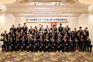 記念撮影をする村岡知事の写真