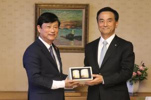 記念品交換をする村岡知事の写真