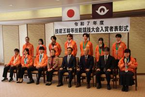 記念撮影する村岡知事の写真