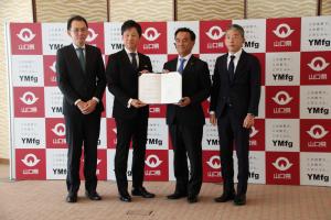 記念撮影する村岡知事の写真