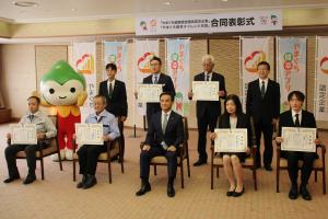 記念撮影する村岡知事の写真（健幸チャレンジ月間）