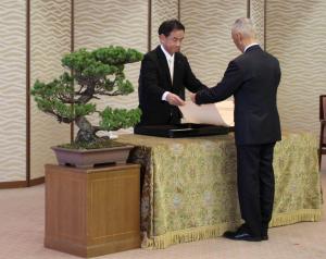 勲記を手渡す村岡知事の写真