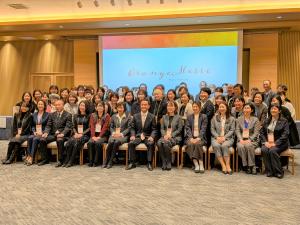 記念撮影をする村岡知事の写真