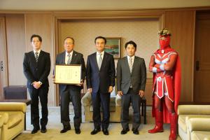 記念撮影する村岡知事の写真