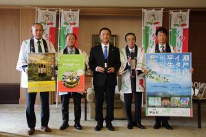 関係者と記念撮影する村岡知事の写真