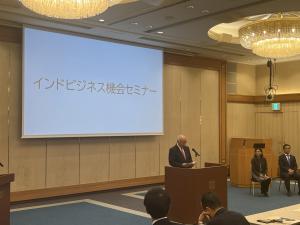 インドビジネス機会セミナーで挨拶を述べる柳居議長