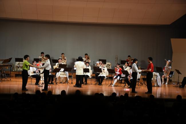 隊員によるフォークダンス