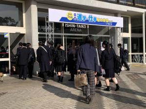 フェアに参加する高校生