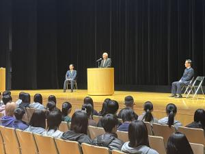 令和7年度東部地域グローカル人材育成事業グローバル探究プログラム出発式で挨拶する柳居議長