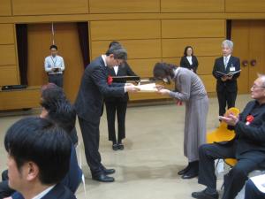 厚生労働省政策統括官表彰　賞状授与