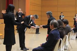 叙勲受章者　記念品の贈呈