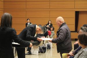 山口県統計功労者表彰（会長表彰）　賞状授与