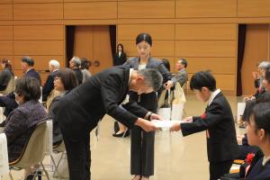 山口県統計グラフコンクール特選受賞者　賞状授与