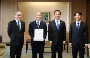 記念撮影する村岡知事