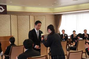 メダルを授与する村岡知事