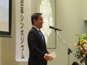 あいさつする村岡知事の写真