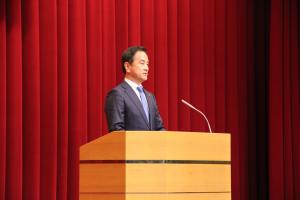 あいさつをする村岡知事の写真