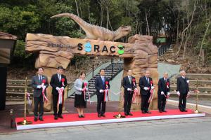 テープカットをする村岡知事