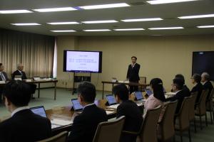 あいさつをする村岡知事の写真