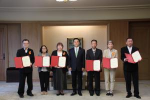 記念撮影する村岡知事の写真