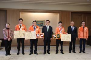 記念撮影する村岡知事の写真