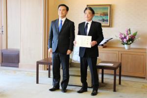 記念撮影する村岡知事の写真