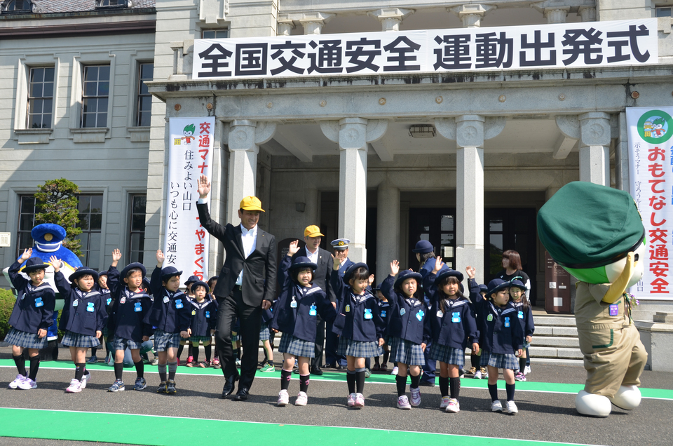 野田学園幼稚園の皆さんと道路の横断方法を練習する村岡知事