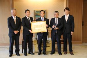 記念撮影する村岡知事の写真