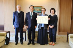 記念撮影する村岡知事の写真