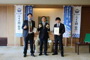 記念撮影をする村岡知事の写真