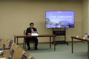 あいさつする村岡知事の写真