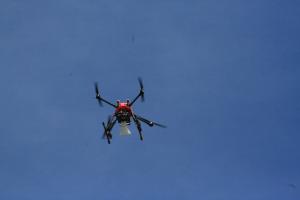 サルの集団を把握したら追い払いドローンでワンワンと威嚇して山に追い上げる