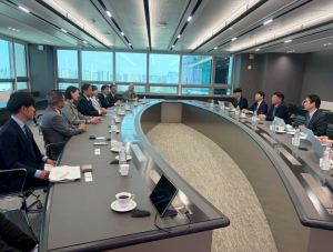 エアポートセールスを実施する村岡知事の写真