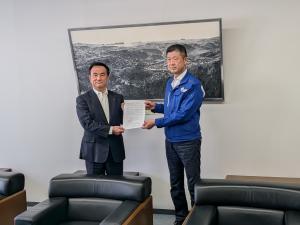 丸一ステンレス鋼管株式会社へ訪問した村岡知事