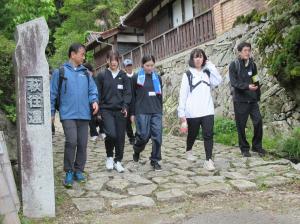新規採用職員と共に萩往還を歩く村岡知事の写真