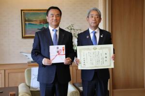 記念撮影する村岡知事の写真
