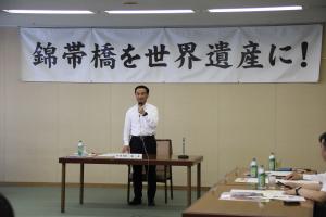 あいさつする村岡知事の写真